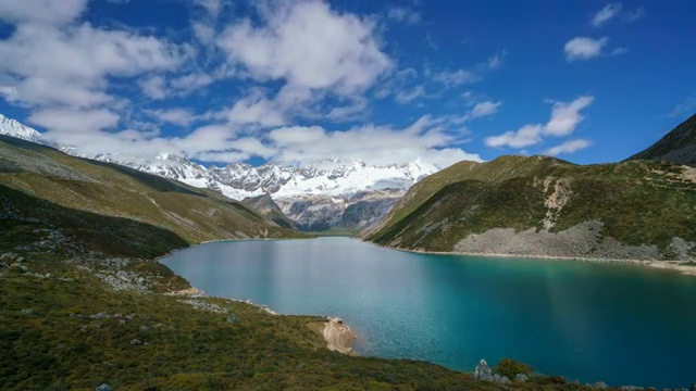 西藏山南过拉卡日雪山和白马林措延时视频素材