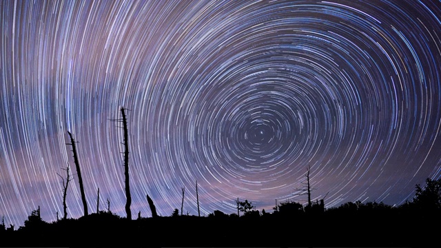 从韩国三清Jiri山的Jeseok峰捕捉到的星星痕迹视频素材