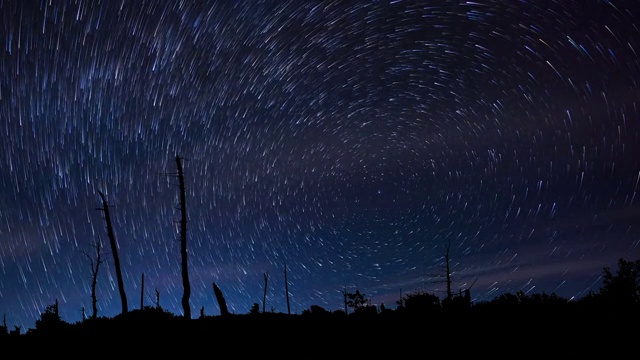 从韩国三清Jiri山的Jeseok峰捕捉到的星星痕迹视频素材