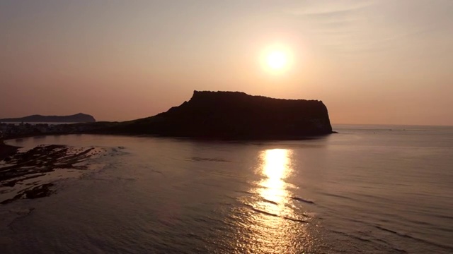 Seongsan Ilchulbong Tuff Cone，济州岛，韩国鸟瞰日出视频素材