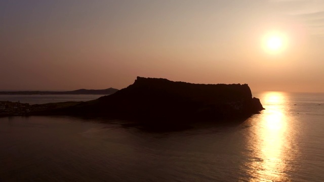 Seongsan Ilchulbong Tuff Cone，济州岛，韩国鸟瞰日出视频素材