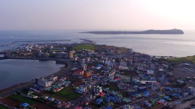 韩国济州岛城山村鸟瞰图视频素材