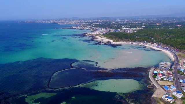 鸟瞰韩国济州岛圭陵海滩视频素材