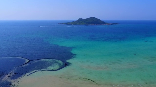 韩国济州岛碧阳岛及海上鸟瞰图视频素材