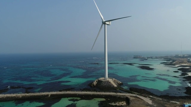 鸟瞰图waljeon -ri海滩和风力涡轮机，济州岛，韩国视频素材