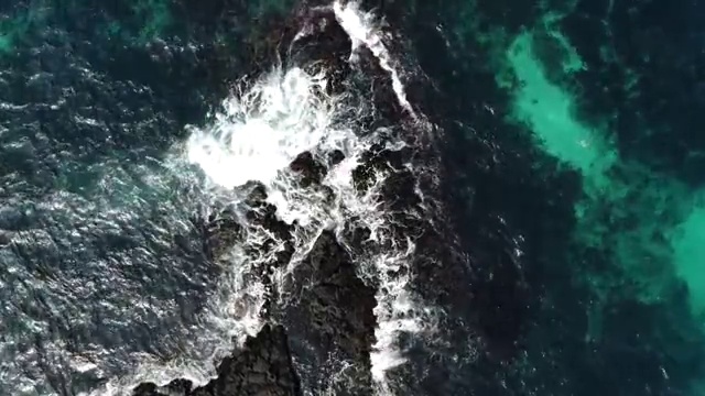 韩国济州岛海浪和岩石鸟瞰图视频素材