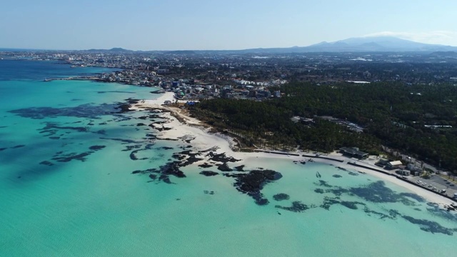 韩国济州岛桂陵海滩鸟瞰图视频素材