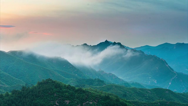 金山岭-司马台-古北口长城日出时刻云雾缭绕视频素材