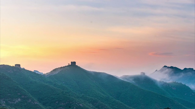 金山岭-司马台-古北口长城日出时刻云雾缭绕视频素材