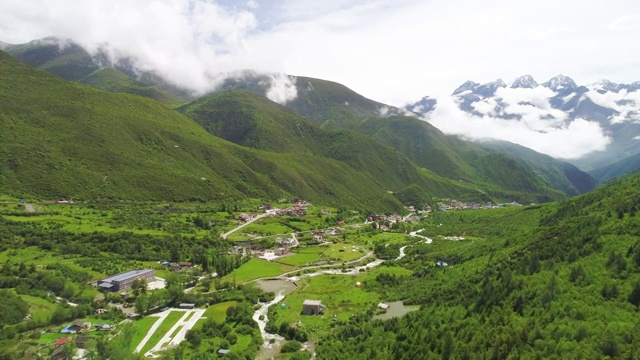 航拍G318国道川藏线贡嘎雪山风光视频素材