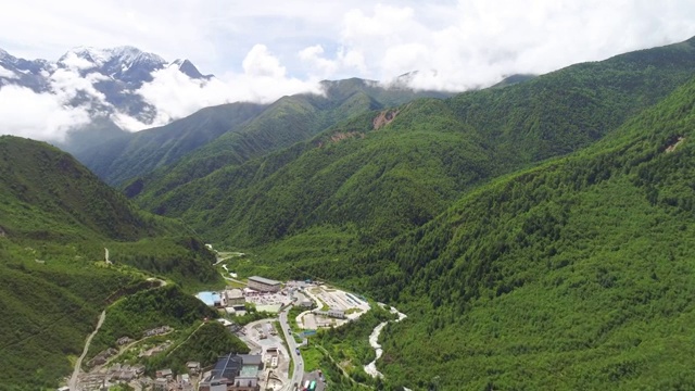 航拍G318国道川藏线贡嘎雪山风光视频素材