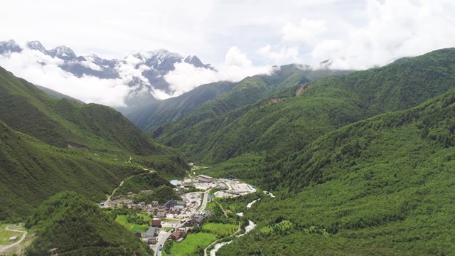 航拍G318国道川藏线贡嘎雪山风光视频素材