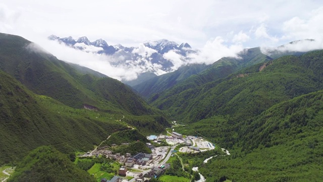 航拍G318国道川藏线贡嘎雪山风光视频素材