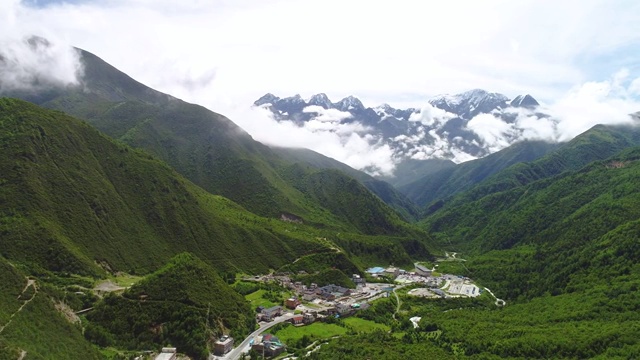 航拍G318国道川藏线贡嘎雪山风光视频素材