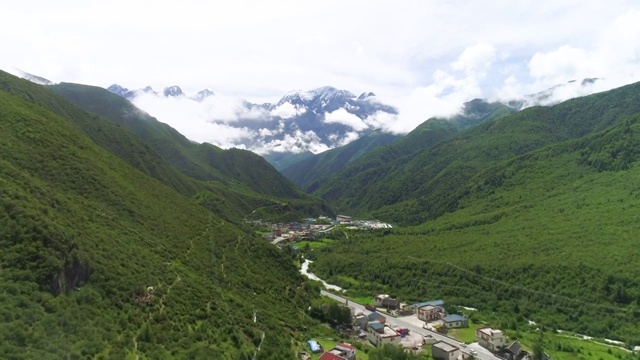 航拍G318国道川藏线贡嘎雪山风光视频素材