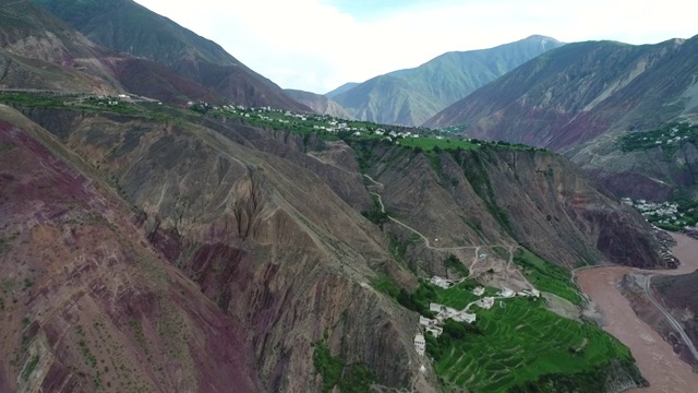 航拍滇藏线澜沧江纳西族村落景观视频素材