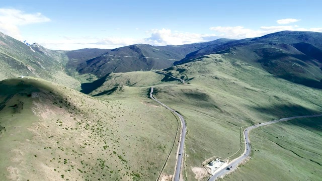 航拍G318川藏线高原道路视频素材