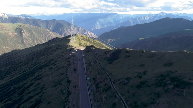 航拍G318国道川藏线业拉山垭口风光视频素材