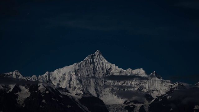 梅里雪山主峰太子峰夜景延时视频素材