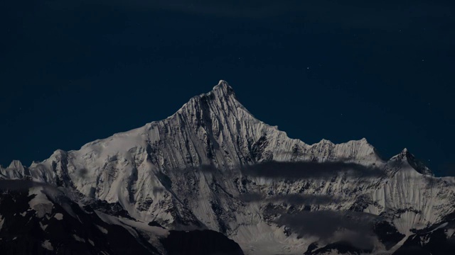 梅里雪山主峰太子峰夜景延时视频素材