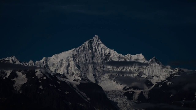 梅里雪山主峰太子峰夜景延时视频素材