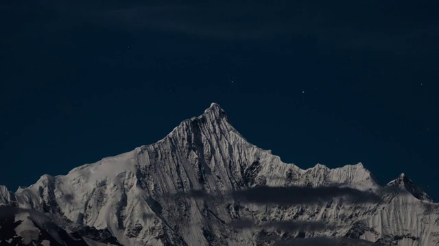 梅里雪山主峰太子峰夜景延时视频素材