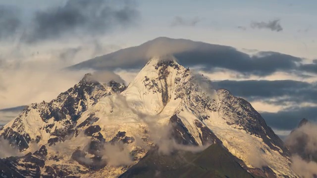 梅里雪山主峰太子峰日出金山延时摄影视频素材