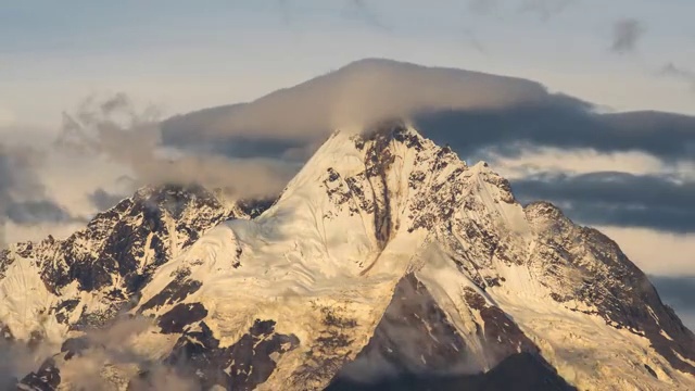 梅里雪山主峰太子峰日出金山延时摄影视频素材