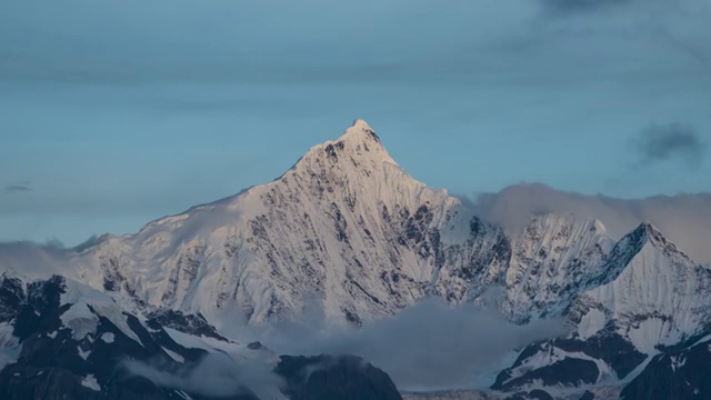 梅里雪山主峰太子峰日出金山延时摄影视频素材