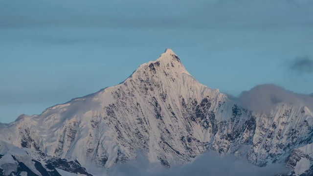 梅里雪山主峰太子峰日出金山延时摄影视频素材