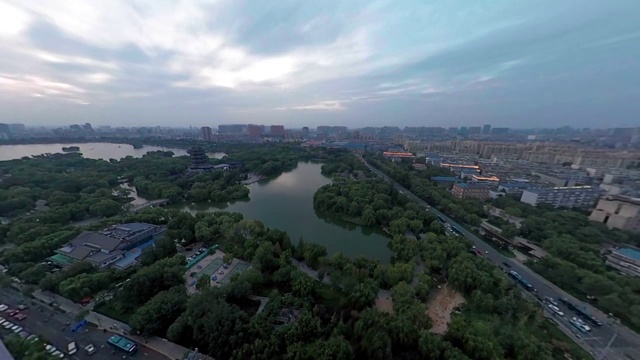 高视角俯拍从白天到晚上到大明湖全貌风景视频素材