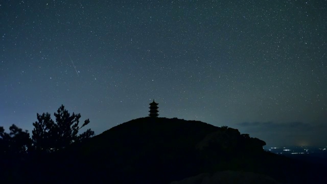 黑龙江鸡西：兴凯湖北岸蜂蜜山上的星空延时视频素材