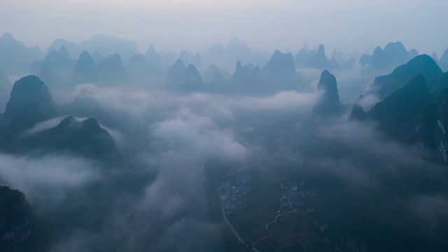 桂林喀纳斯地貌黎明时的云海航拍视频素材