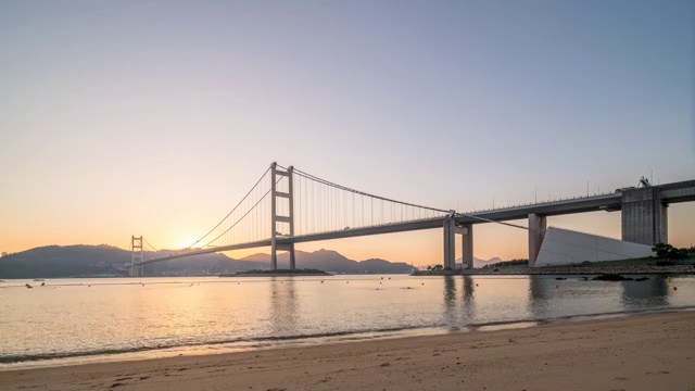 晴天下的中国香港马湾东湾海滩-青马大桥日出晨曦延时摄影视频素材