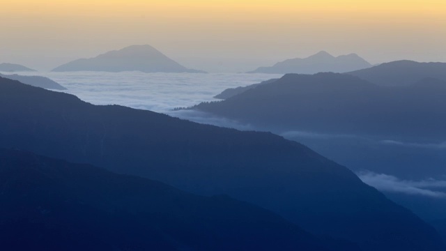 雅安宝兴达瓦更扎雪山云海山峦延时视频素材