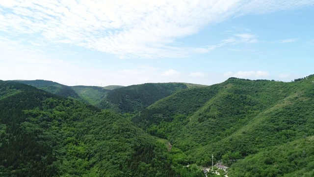 航拍蓝天白云绿水青山4K视频素材