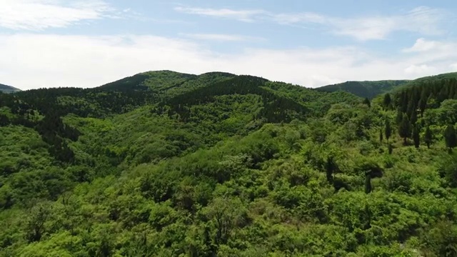 航拍蓝天白云绿水青山4K视频素材