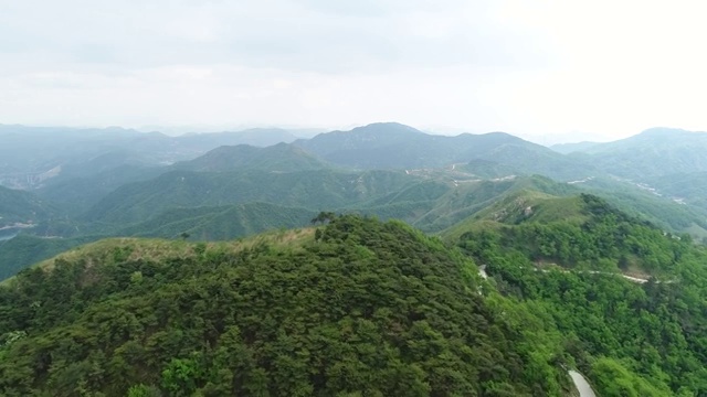 航拍蓝天白云绿水青山4K视频素材