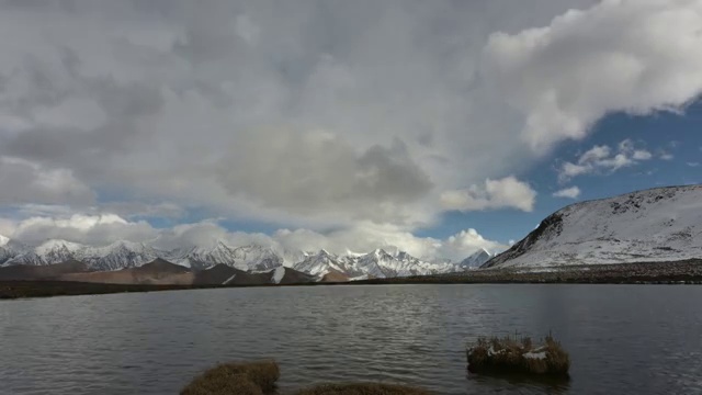 风起云涌下的贡嘎雪山群峰视频下载