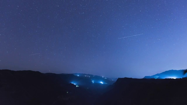 星空下的群山峡谷视频素材