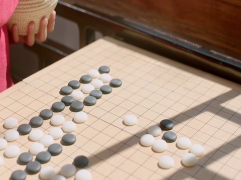 祖孙俩一起下围棋视频素材