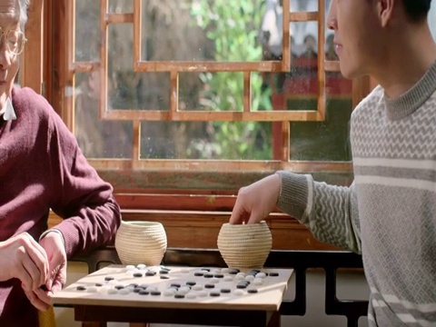 父子俩下围棋视频素材