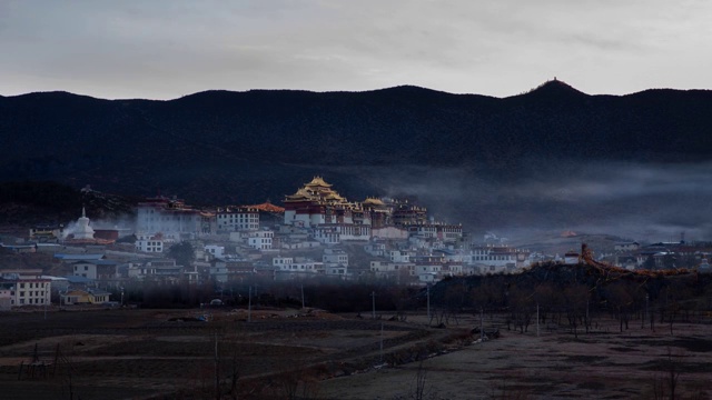 烟雾缭绕的松赞林寺清晨1（延时视频）视频素材