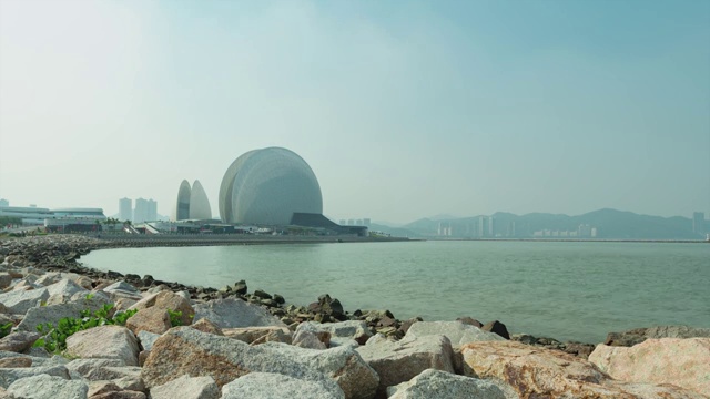 晴朗天气下的的珠海大剧院4K延时摄影视频素材