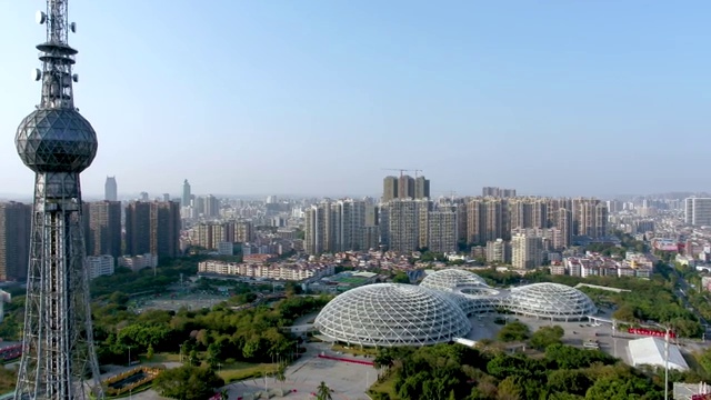 航拍视角下的佛山电视塔-岭南明珠体育馆城市天际线视频素材