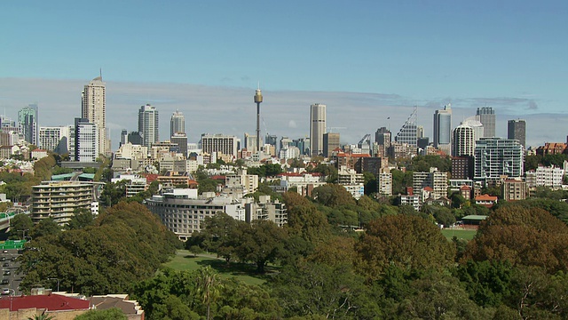 WS HA Cityscape with Centrepoint Tower背景/澳大利亚新南威尔士州悉尼视频素材