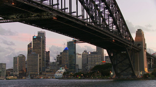 MS LA Sydney Harbour Bridge with downtown cityscape背景/澳大利亚新南威尔士州悉尼视频素材