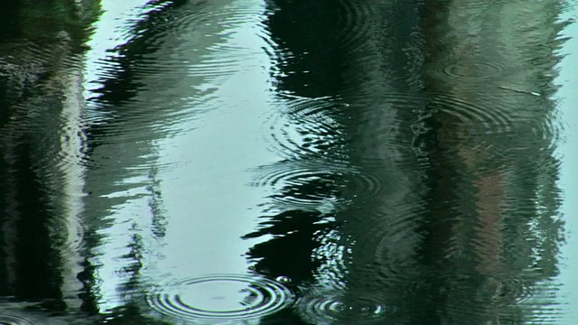 涟漪从雨滴视频素材