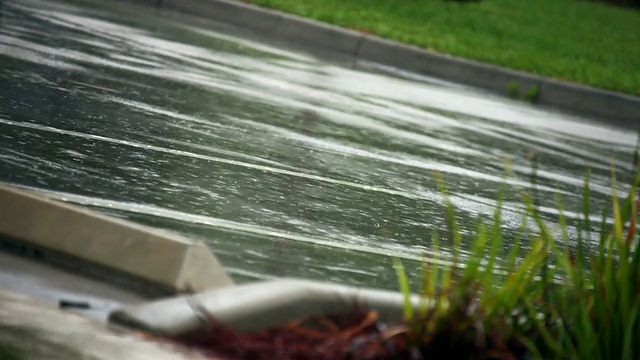 多雨的停车场视频素材