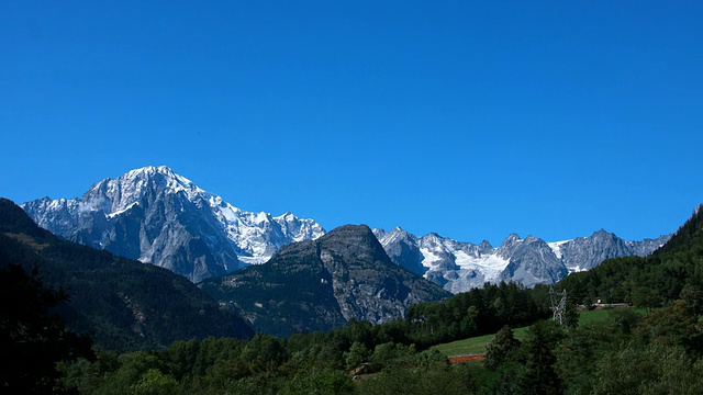 在意大利的阿尔卑斯山，比安科山玩一整天视频素材